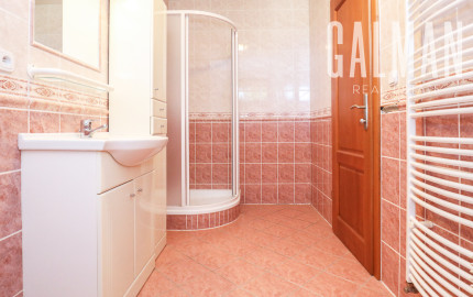 Priestranný 5i rodinný dom na konci slepej ulice + dielňa + vinná pivnica + fitness miestnosť + terasa, pozemok 745 m2