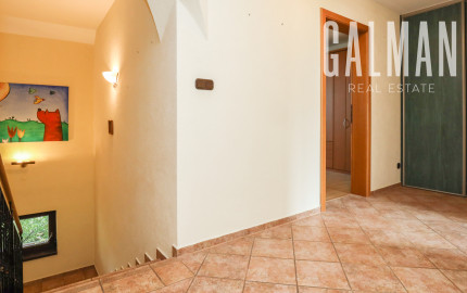 Priestranný 5i rodinný dom na konci slepej ulice + dielňa + vinná pivnica + fitness miestnosť + terasa, pozemok 745 m2