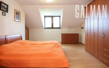 Priestranný 5i rodinný dom na konci slepej ulice + dielňa + vinná pivnica + fitness miestnosť + terasa, pozemok 745 m2