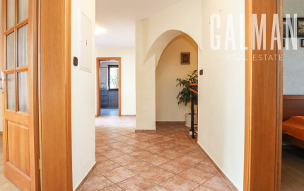 Priestranný 5i rodinný dom na konci slepej ulice + dielňa + vinná pivnica + fitness miestnosť + terasa, pozemok 745 m2