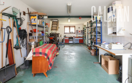 Priestranný 5i rodinný dom na konci slepej ulice + dielňa + vinná pivnica + fitness miestnosť + terasa, pozemok 745 m2