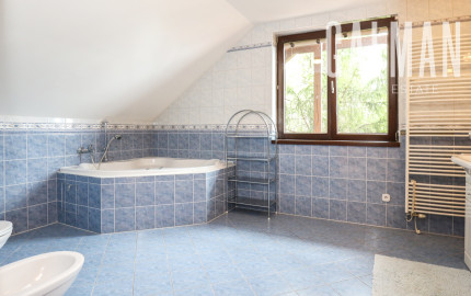 Priestranný 5i rodinný dom na konci slepej ulice + dielňa + vinná pivnica + fitness miestnosť + terasa, pozemok 745 m2