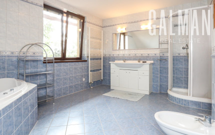 Priestranný 5i rodinný dom na konci slepej ulice + dielňa + vinná pivnica + fitness miestnosť + terasa, pozemok 745 m2