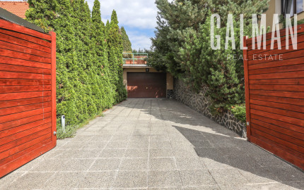 Priestranný 5i rodinný dom na konci slepej ulice + dielňa + vinná pivnica + fitness miestnosť + terasa, pozemok 745 m2