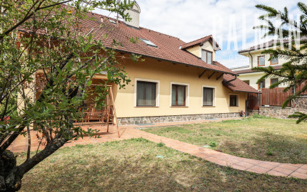Priestranný 5i rodinný dom na konci slepej ulice + dielňa + vinná pivnica + fitness miestnosť + terasa, pozemok 745 m2