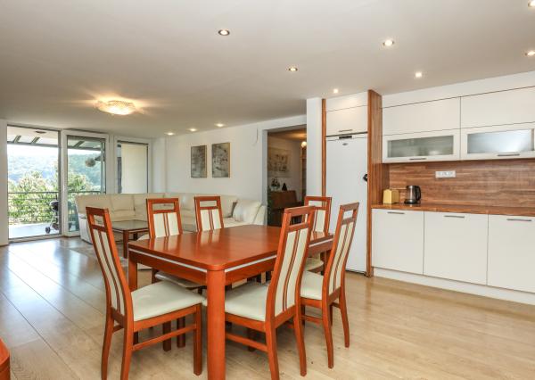 Príjemný 5 i (7i) rodinný dom, terasa, zimná záhrada, REKONŠTRUKCIA, BA IV., Chrobákova , 300 m2