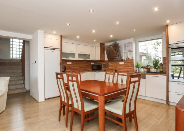 Príjemný 5 i (7i) rodinný dom, terasa, zimná záhrada, REKONŠTRUKCIA, BA IV., Chrobákova , 300 m2