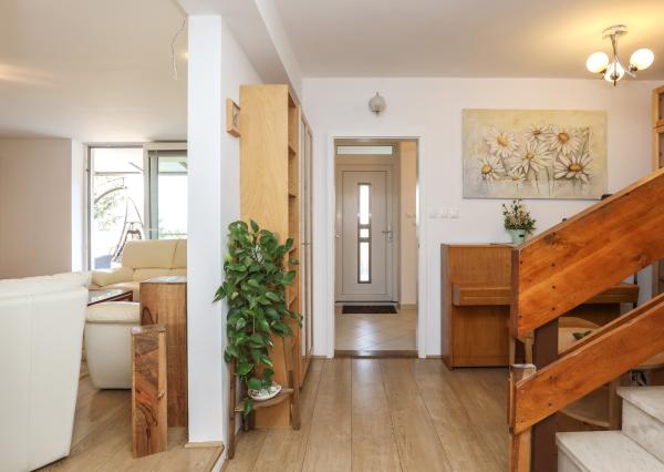 Príjemný 5 i (7i) rodinný dom, terasa, zimná záhrada, REKONŠTRUKCIA, BA IV., Chrobákova , 300 m2