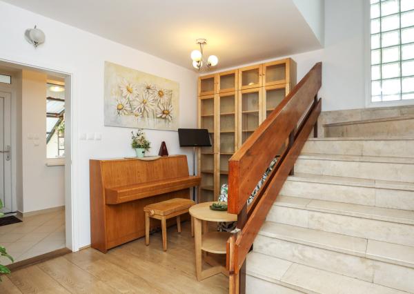 Príjemný 5 i (7i) rodinný dom, terasa, zimná záhrada, REKONŠTRUKCIA, BA IV., Chrobákova , 300 m2