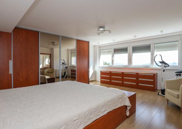 Príjemný 5 i (7i) rodinný dom, terasa, zimná záhrada, REKONŠTRUKCIA, BA IV., Chrobákova , 300 m2