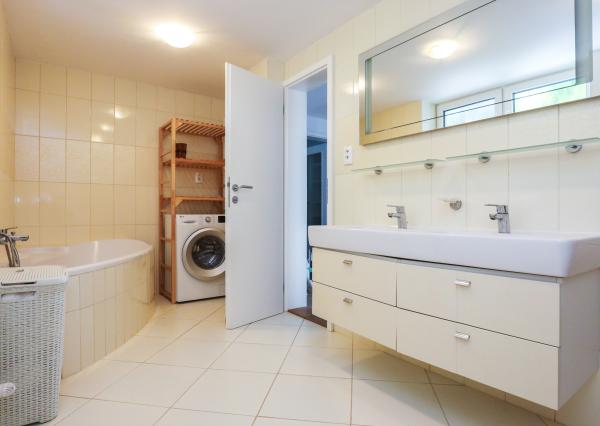 Príjemný 5 i (7i) rodinný dom, terasa, zimná záhrada, REKONŠTRUKCIA, BA IV., Chrobákova , 300 m2