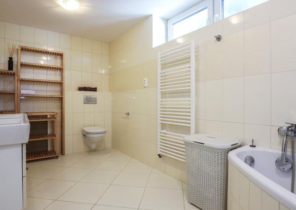 Príjemný 5 i (7i) rodinný dom, terasa, zimná záhrada, REKONŠTRUKCIA, BA IV., Chrobákova , 300 m2