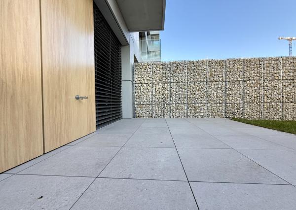 Jedinečný 2i byt s terasou a vlastnou ZÁHRADOU v centre DOWNTOWNU, METROPOLIS, Bottova ul., 110,03 m2