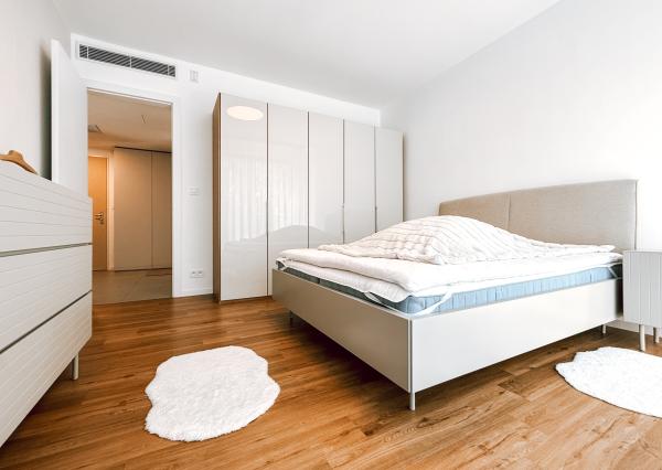 Priestranný moderný 2 izbový byt s terasou a garážou - Horský park