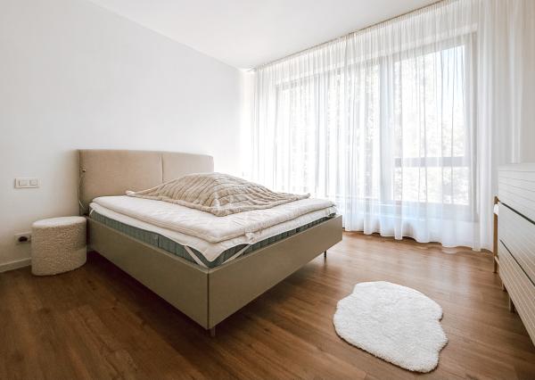 Priestranný moderný 2 izbový byt s terasou a garážou - Horský park