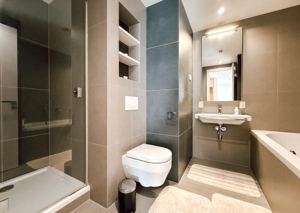 Priestranný moderný 2 izbový byt s terasou a garážou - Horský park