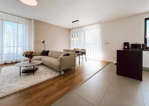 Priestranný moderný 2 izbový byt s terasou a garážou - Horský park