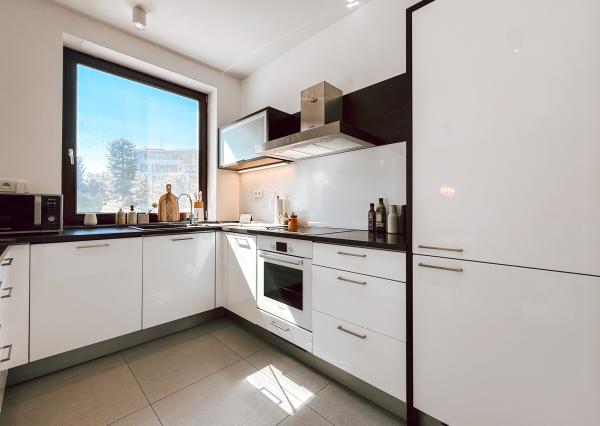 Priestranný moderný 2 izbový byt s terasou a garážou - Horský park