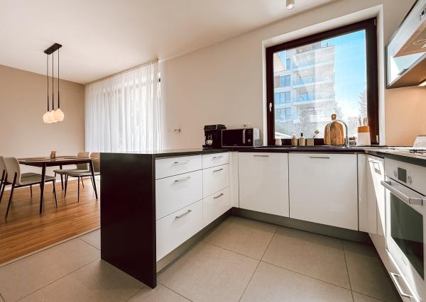 Priestranný moderný 2 izbový byt s terasou a garážou - Horský park