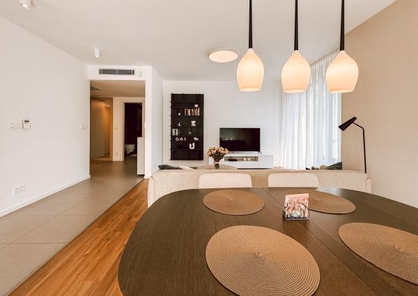 Priestranný moderný 2 izbový byt s terasou a garážou - Horský park