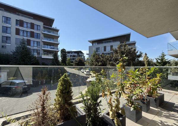 Priestranný moderný 2 izbový byt s terasou a garážou - Horský park