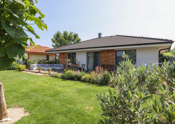 Exkluzívne - 4i zariadený rodinný dom- BUNGALOV, terasa a upravená záhrada, Veľký Biel, 500 m2