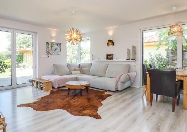 Exkluzívne - 4i zariadený rodinný dom- BUNGALOV, terasa a upravená záhrada, Veľký Biel, 500 m2