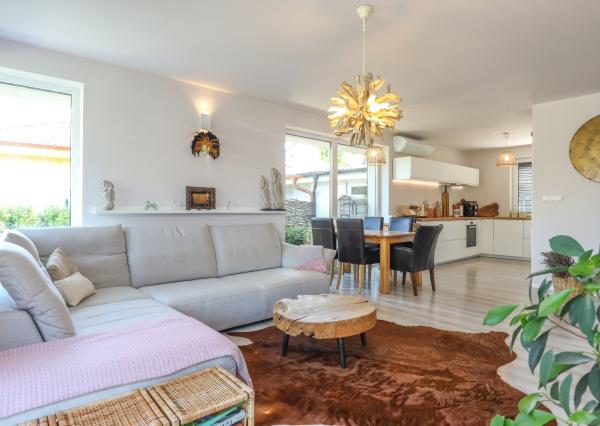 Exkluzívne - 4i zariadený rodinný dom- BUNGALOV, terasa a upravená záhrada, Veľký Biel, 500 m2