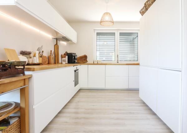 Exkluzívne - 4i zariadený rodinný dom- BUNGALOV, terasa a upravená záhrada, Veľký Biel, 500 m2