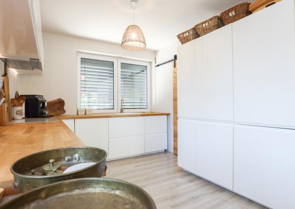 Exkluzívne - 4i zariadený rodinný dom- BUNGALOV, terasa a upravená záhrada, Veľký Biel, 500 m2