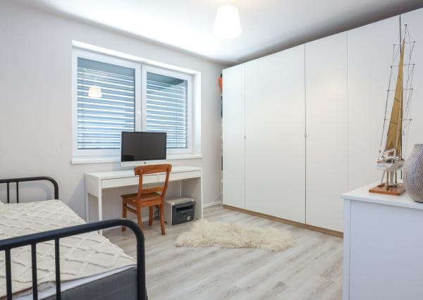 Exkluzívne - 4i zariadený rodinný dom- BUNGALOV, terasa a upravená záhrada, Veľký Biel, 500 m2