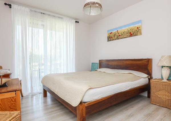 Exkluzívne - 4i zariadený rodinný dom- BUNGALOV, terasa a upravená záhrada, Veľký Biel, 500 m2