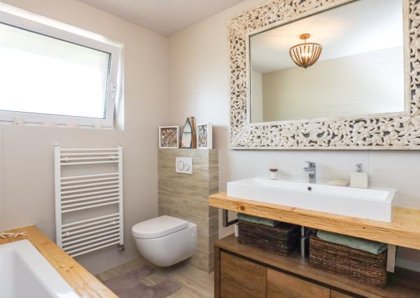 Exkluzívne - 4i zariadený rodinný dom- BUNGALOV, terasa a upravená záhrada, Veľký Biel, 500 m2