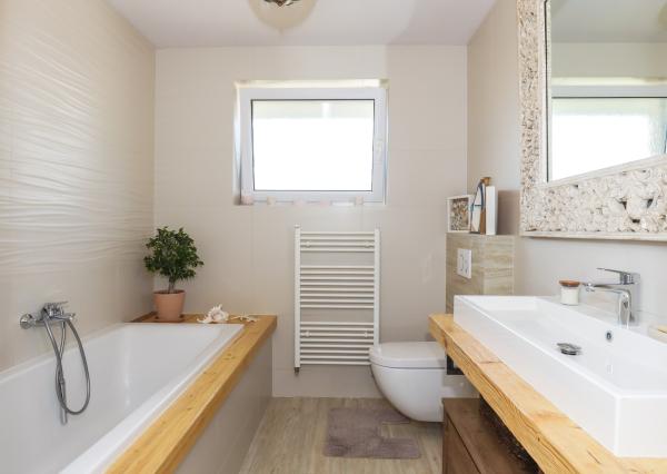 Exkluzívne - 4i zariadený rodinný dom- BUNGALOV, terasa a upravená záhrada, Veľký Biel, 500 m2