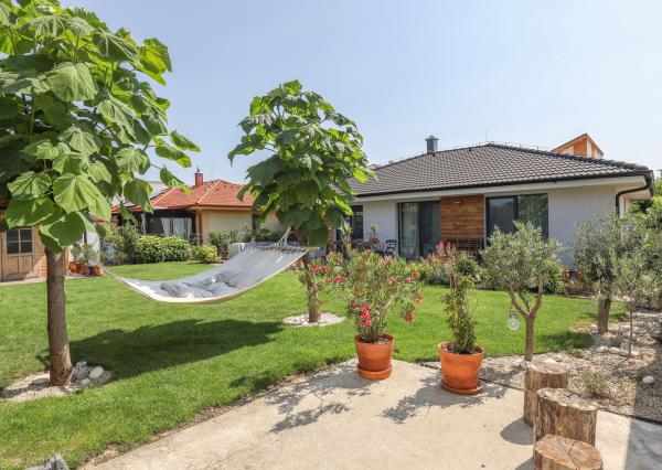 Exkluzívne - 4i zariadený rodinný dom- BUNGALOV, terasa a upravená záhrada, Veľký Biel, 500 m2