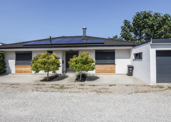 Exkluzívne - 4i zariadený rodinný dom- BUNGALOV, terasa a upravená záhrada, Veľký Biel, 500 m2