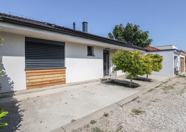 Exkluzívne - 4i zariadený rodinný dom- BUNGALOV, terasa a upravená záhrada, Veľký Biel, 500 m2