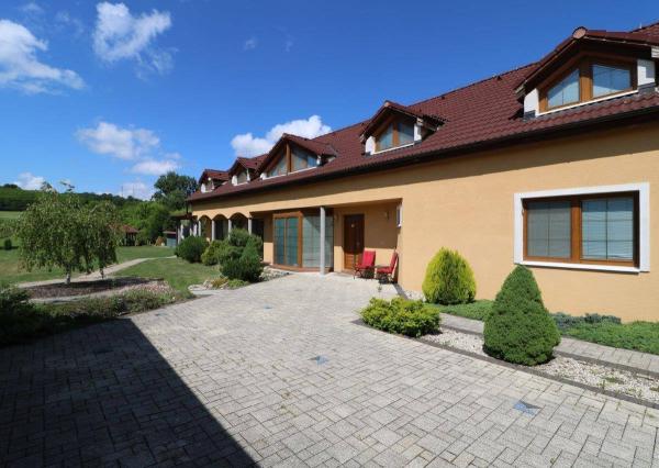 Exkluzívne - veľké 9i rodinné sídlo s rozľahlým pozemkom v obci Santovka, pozemok 2421 m2