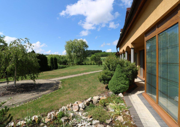 Exkluzívne - veľké 9i rodinné sídlo s rozľahlým pozemkom v obci Santovka, pozemok 2421 m2