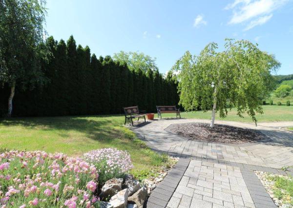 Exkluzívne - veľké 9i rodinné sídlo s rozľahlým pozemkom v obci Santovka, pozemok 2421 m2