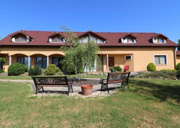 Exkluzívne - veľké 9i rodinné sídlo s rozľahlým pozemkom v obci Santovka, pozemok 2421 m2