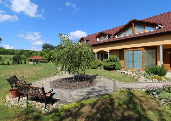 Exkluzívne - veľké 9i rodinné sídlo s rozľahlým pozemkom v obci Santovka, pozemok 2421 m2