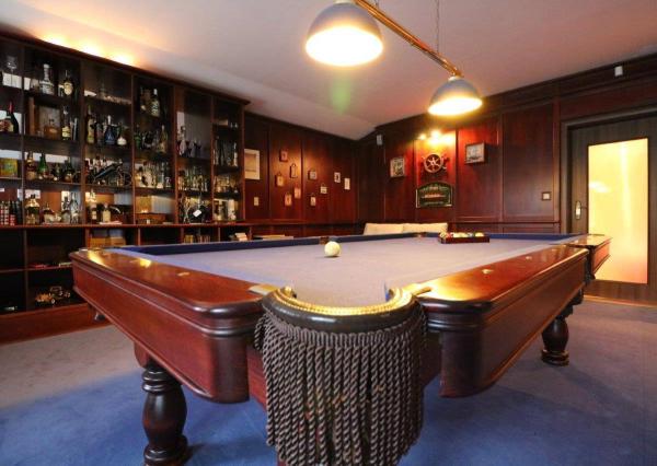 Exkluzívne - veľké 9i rodinné sídlo s rozľahlým pozemkom v obci Santovka, pozemok 2421 m2