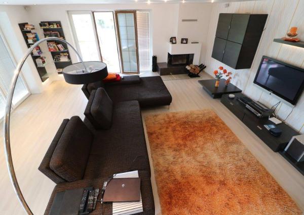 Exkluzívne - veľké 9i rodinné sídlo s rozľahlým pozemkom v obci Santovka, pozemok 2421 m2