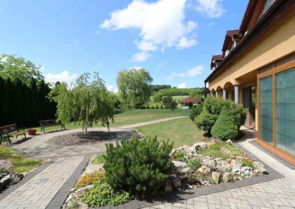 Exkluzívne - veľké 9i rodinné sídlo s rozľahlým pozemkom v obci Santovka, pozemok 2421 m2