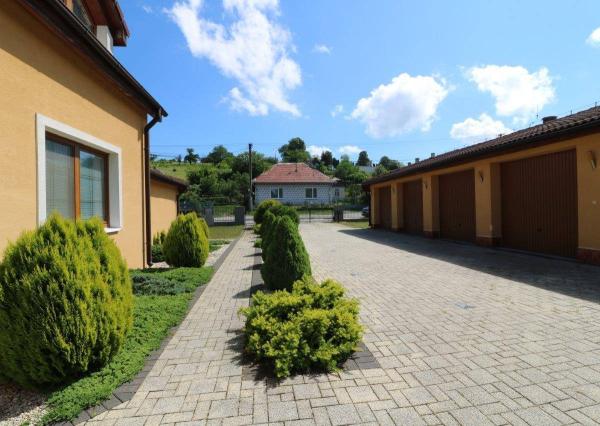 Exkluzívne - veľké 9i rodinné sídlo s rozľahlým pozemkom v obci Santovka, pozemok 2421 m2