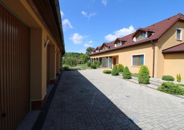 Exkluzívne - veľké 9i rodinné sídlo s rozľahlým pozemkom v obci Santovka, pozemok 2421 m2