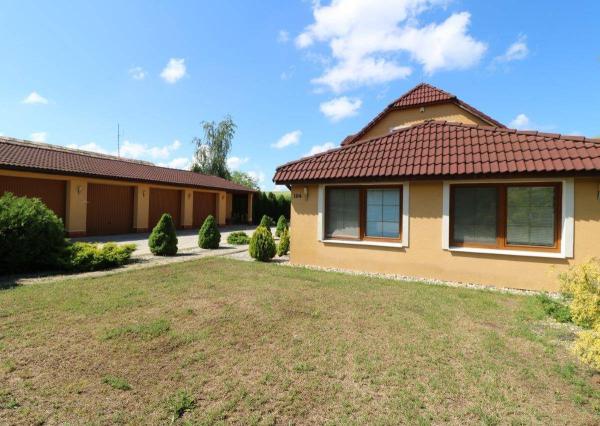 Exkluzívne - veľké 9i rodinné sídlo s rozľahlým pozemkom v obci Santovka, pozemok 2421 m2