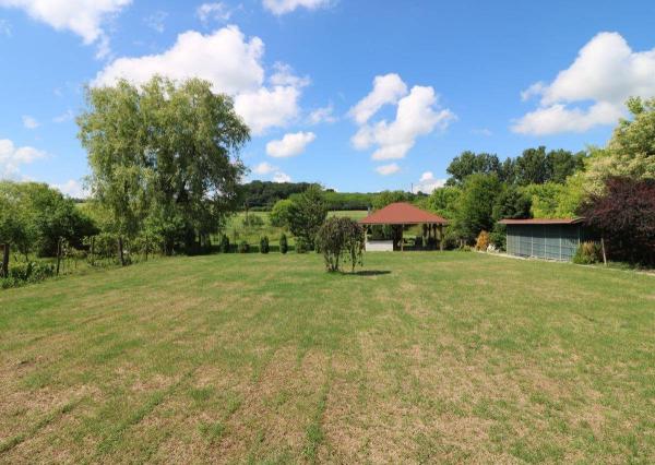 Exkluzívne - veľké 9i rodinné sídlo s rozľahlým pozemkom v obci Santovka, pozemok 2421 m2