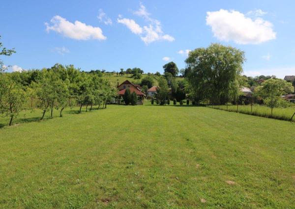 Exkluzívne - veľké 9i rodinné sídlo s rozľahlým pozemkom v obci Santovka, pozemok 2421 m2